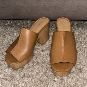 Tan / cognac wood grain style clogs